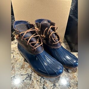 Sperry Saltwater Tan Navy Duck Boot Women’s Sz 12 New Snow Rain Boots